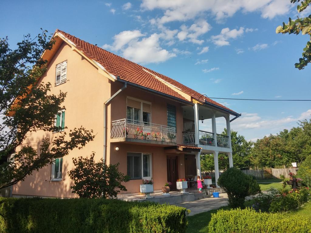 Apartments Domacinstvo Nikolic วาลเยโว ภายนอก รูปภาพ